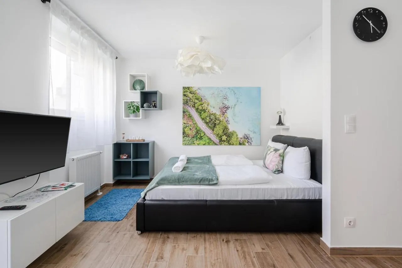Everwood Studio With Ac Budapest 0*,